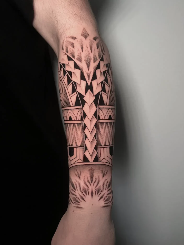 Maori Tattoo in Schwarz auf dem Unterarm