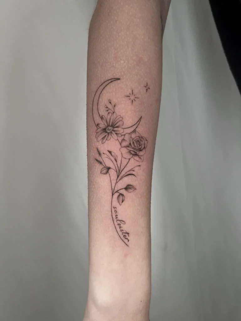 Tattoo auf dem Unterarm, dass Blumen und einen Mond im Fineline Stil zeigt