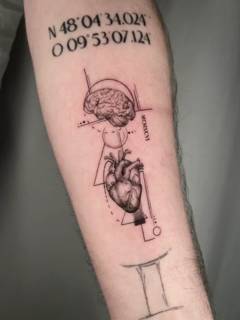 Concept Tattoo, dass ein Gehirn, Hert und römische Zahlen zeigt auf dem Unterarm