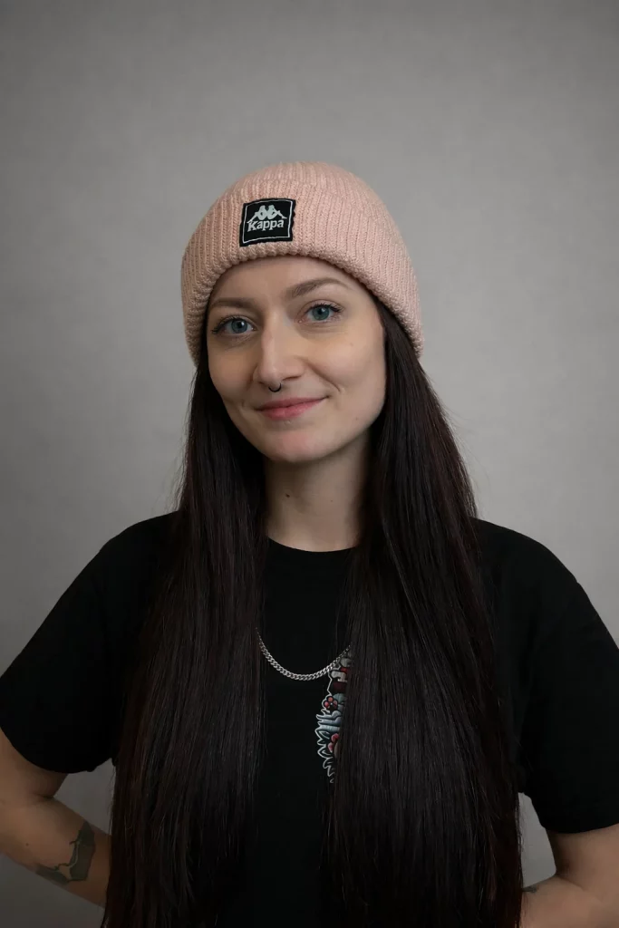 Profilbild von Tattooartist Majo mit grauen Hintergrund