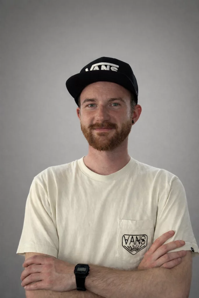 Profilbild von Tattooartist Nik mit grauen Hintergrund