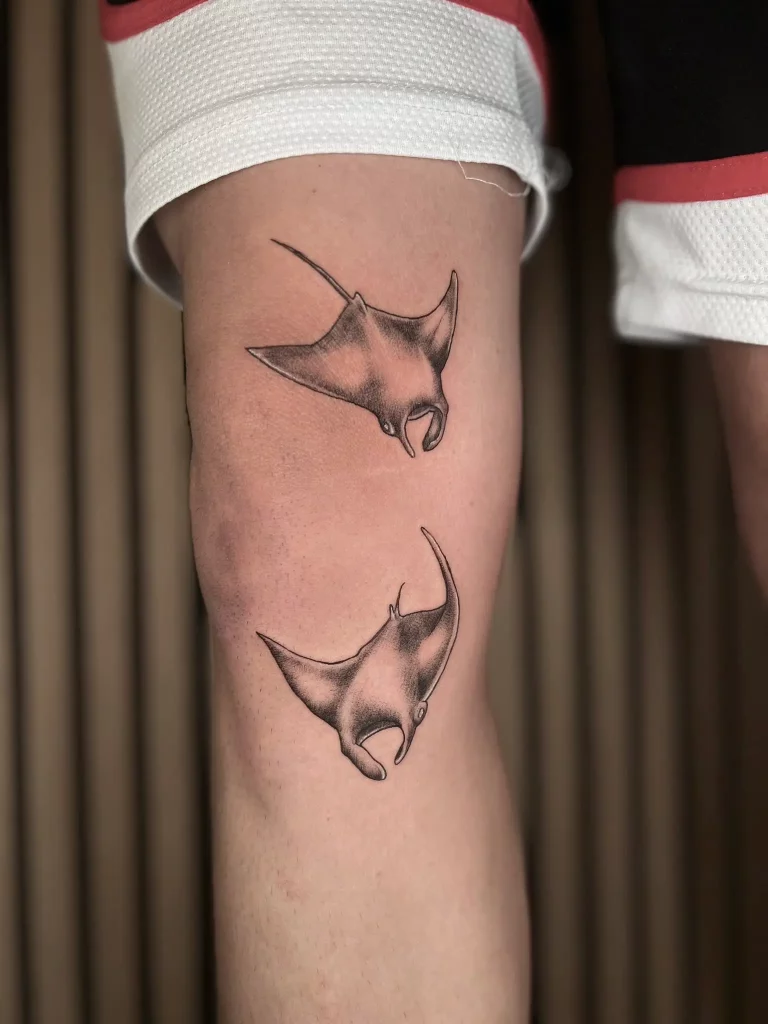 Tattoobild zweier Rochen auf dem Knie