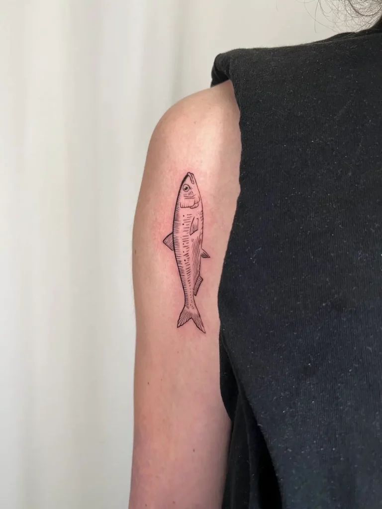Fineline Tattoobild von einem Fisch auf dem Oberarm