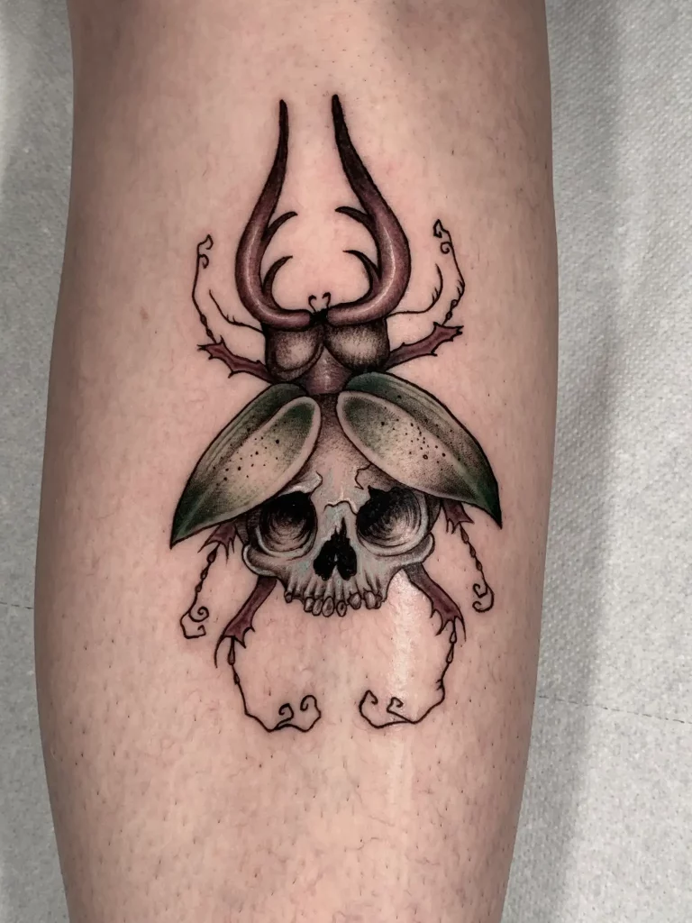 Halb Käfer, halb Totenkopf Tattoo auf dem Schienbein