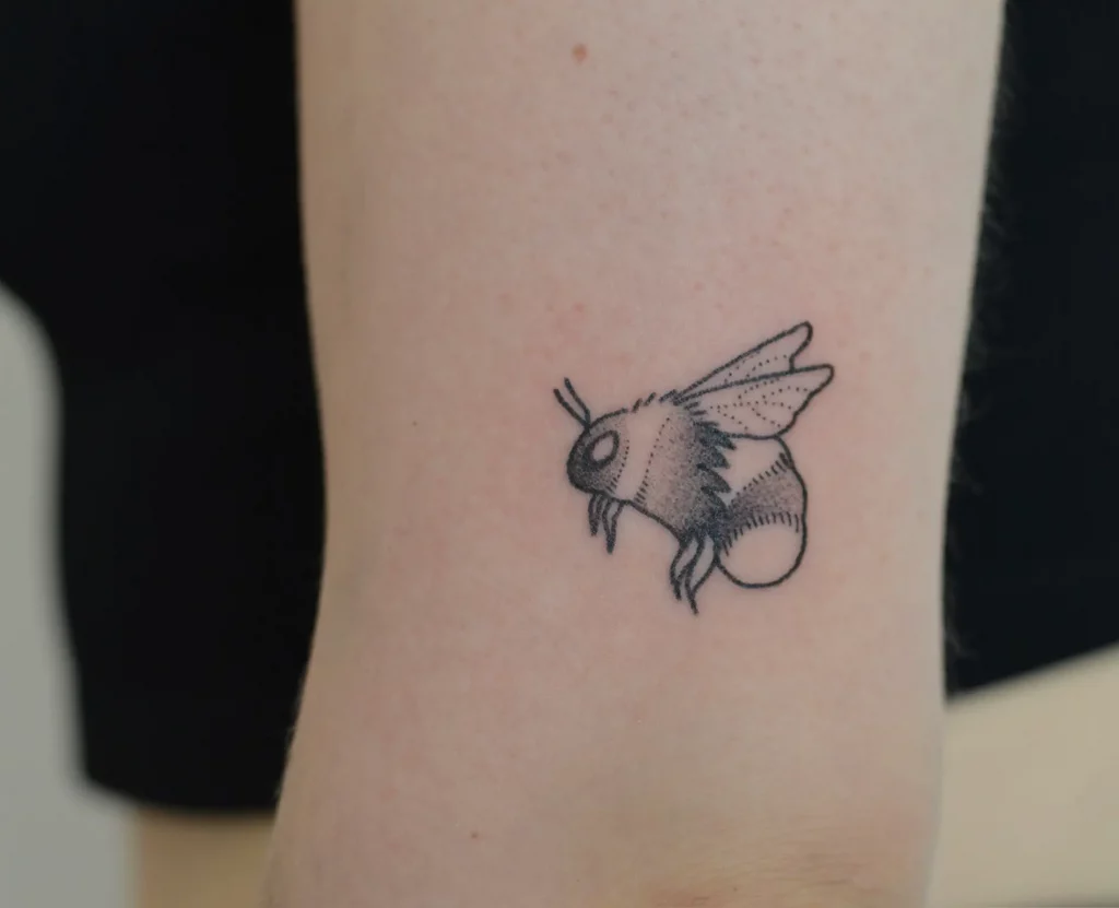 Handpoke Bienen Tattoo am Ellenbogen