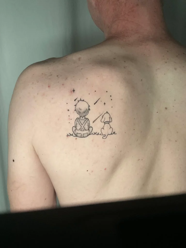 Tattoo Kind und Hund auf dem Schulterblatt