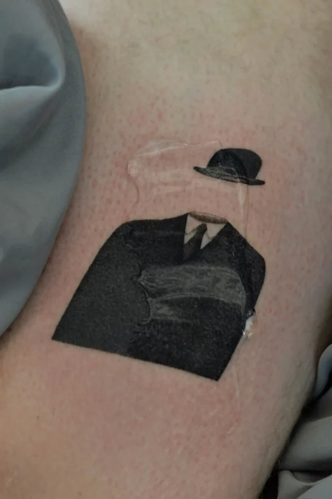 Mann mit Anzug ohne Gesicht mit Hut, Technik Handpoke