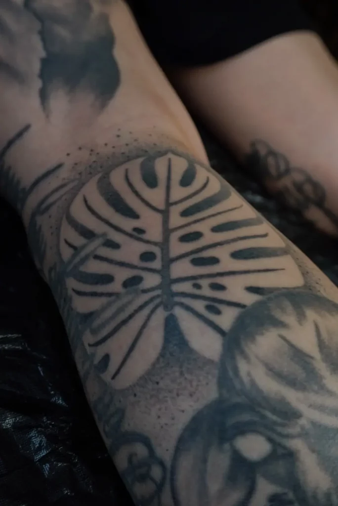 Palmblatt mit der Technik Handpoke