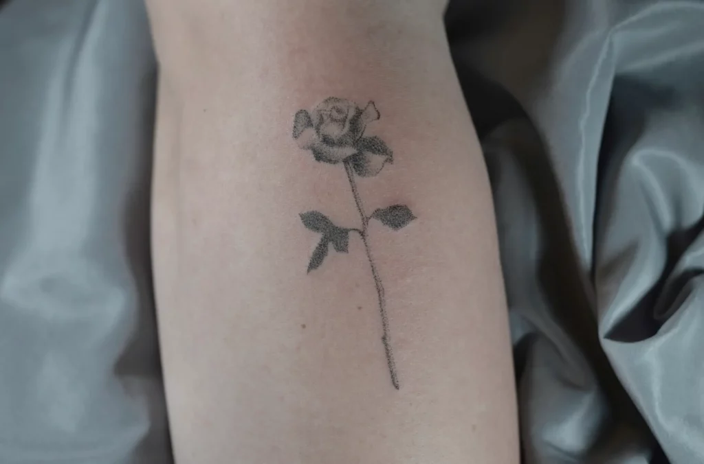 Roden Tattoo mit der Technik Handpoke