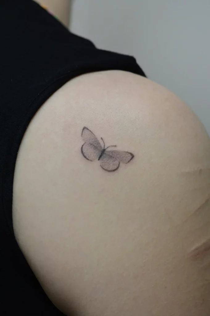 Schmetterling Tattoo small, mit der Technik Handpoke