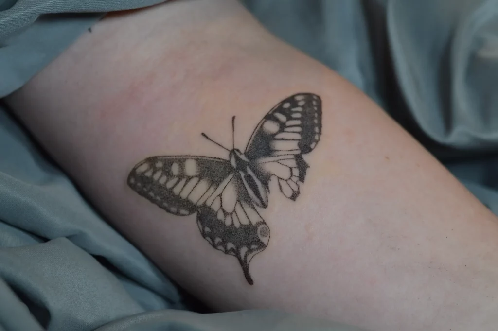 Schmetterling Tattoo mit der Technik Hand Poke