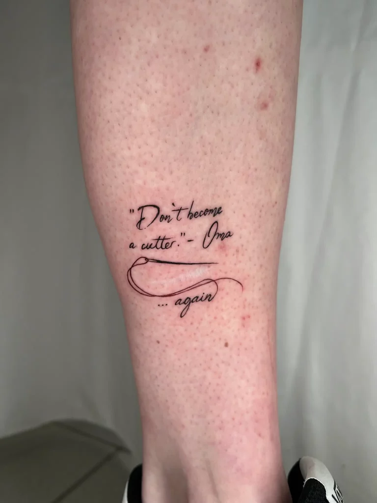 Schriftzug Tätowierung auf der Wade