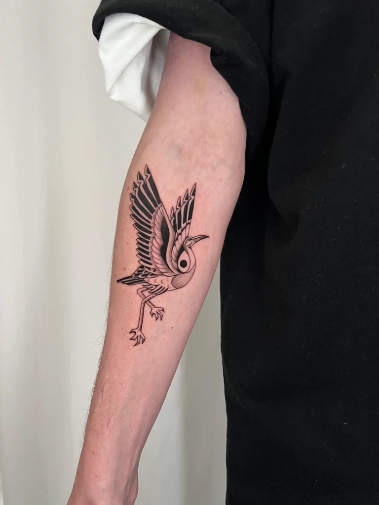 Tattoobild von einem Vogel auf dem Unterarm