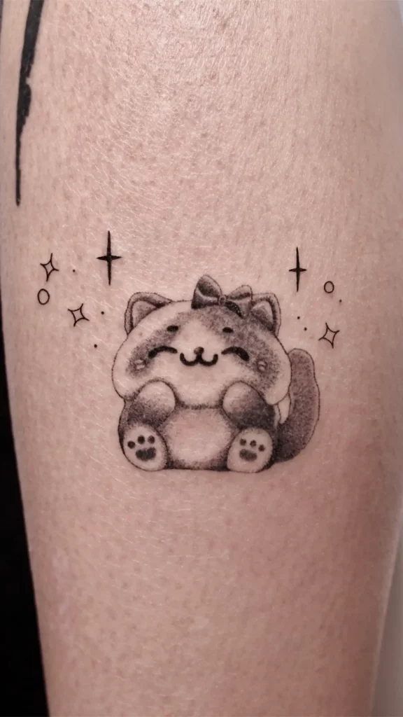 Niedliche Katze als Tattoo mit der Technik Handpoke