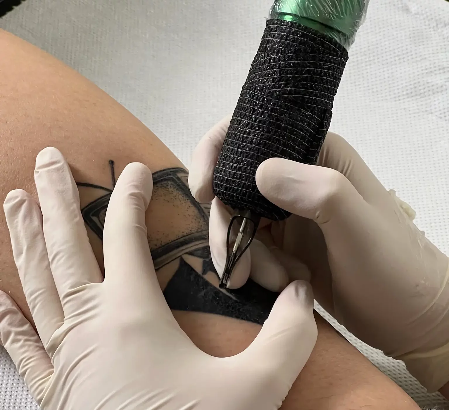 Elisa während dem Tätowieren in Nahaufnahme