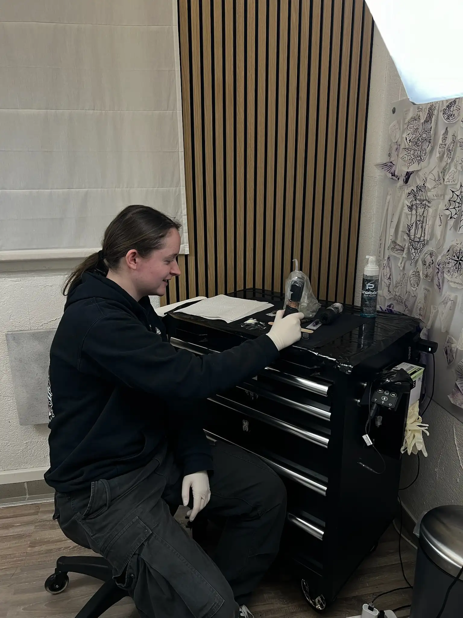 Elisa während dem Tätowieren